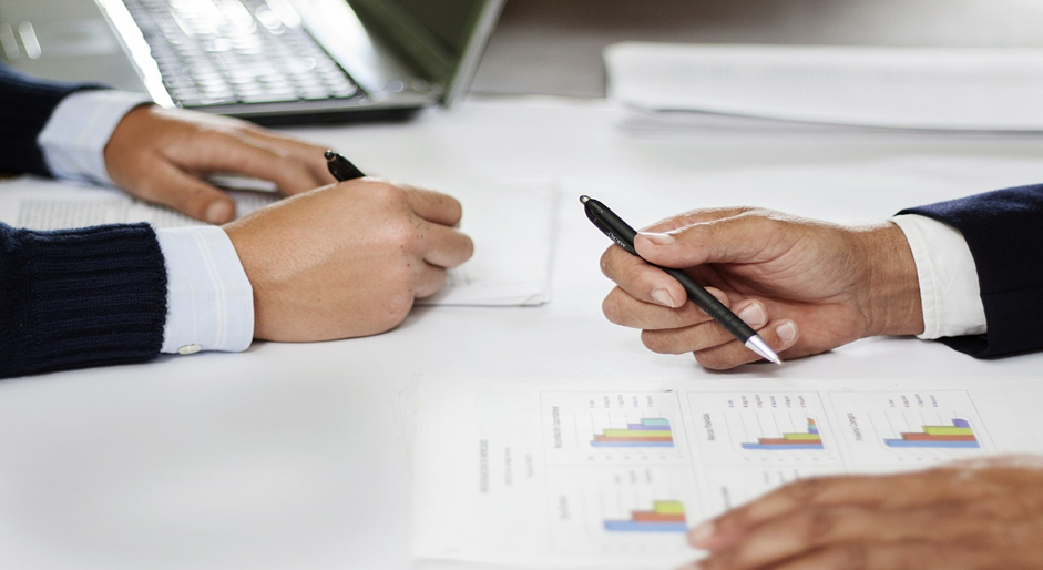 Maestra utilizando crédito vía nómina para financiar estudios de posgrado en México