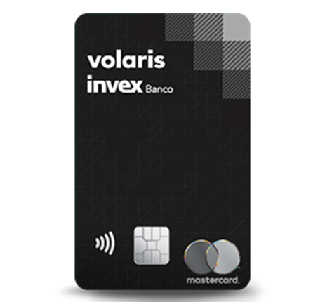 Viajero usando tarjeta de crédito con millas para obtener vuelos gratis en México