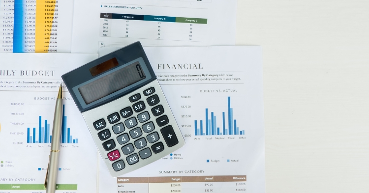 Persona revisando sus finanzas personales y detectando errores financieros comunes en México